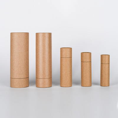 包むEco友好的なクラフトの上で押しなさいChapstickの生物分解性の管に水ぶくれが生じなさい